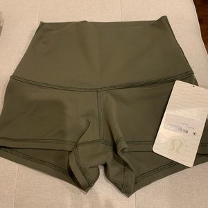 Lululemon Boogie short roll down